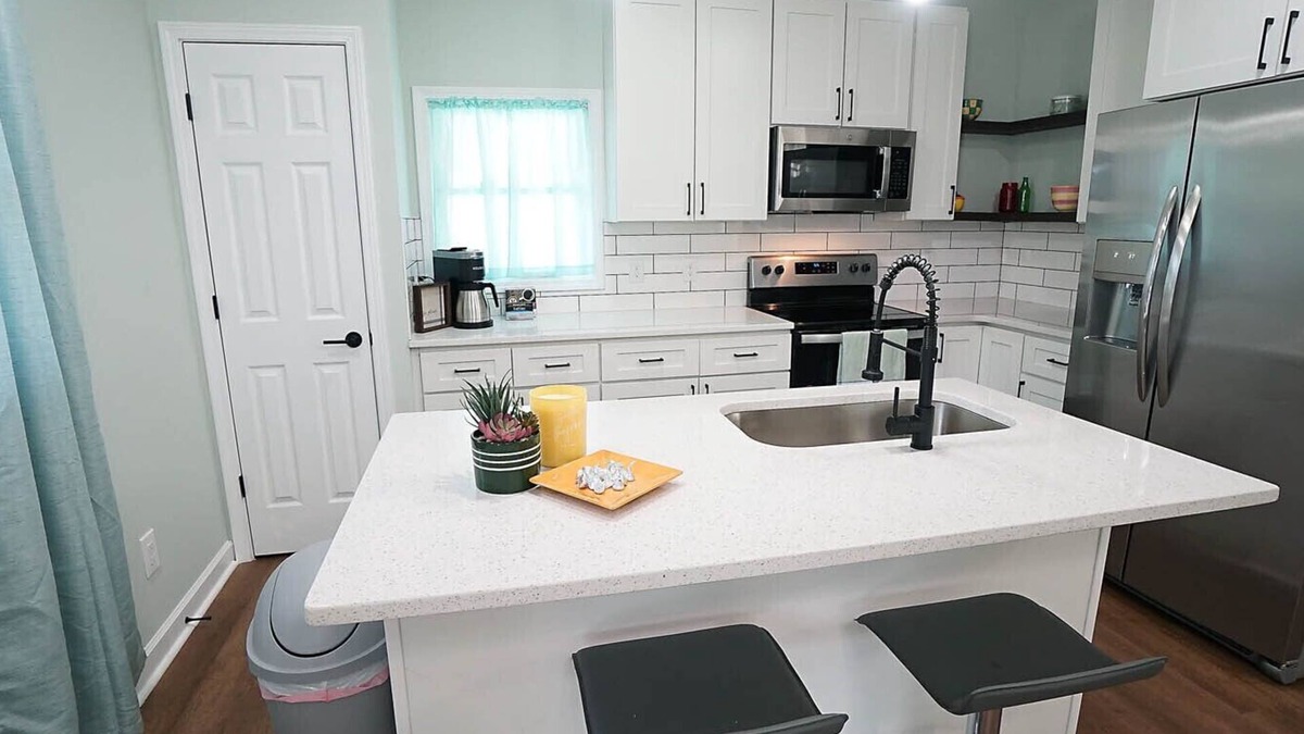 Durham House | The Happy Bungalow-1 mile to Duke Regional/Fenced/Pets