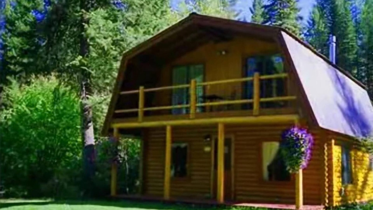 Martin City Cabin | The HAPPY ELK 8.4 ni. to Glacier Park NO/TAX. Beautifull cabin, medow with view