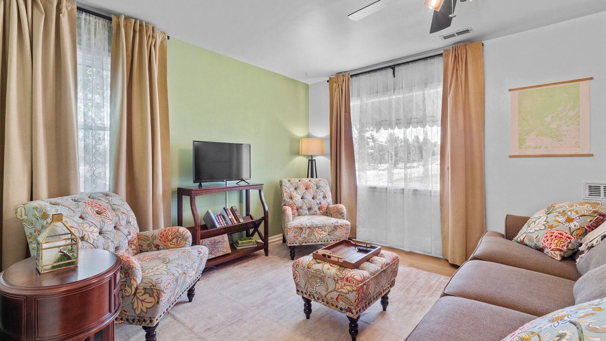 Laramie House | The Harney Cottage - Walk to UW Games!