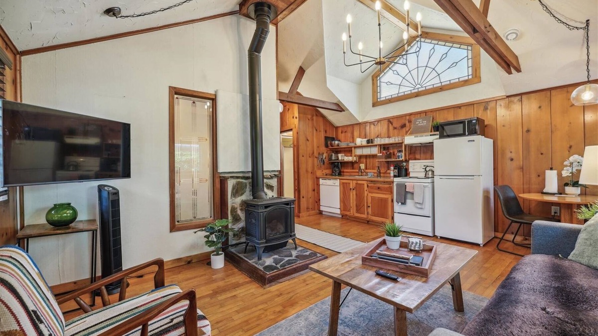 Downtown Cannon Beach House | The Harrison Inn * Artist`s Cottage - New Listing! Beachcomber Vacation Homes