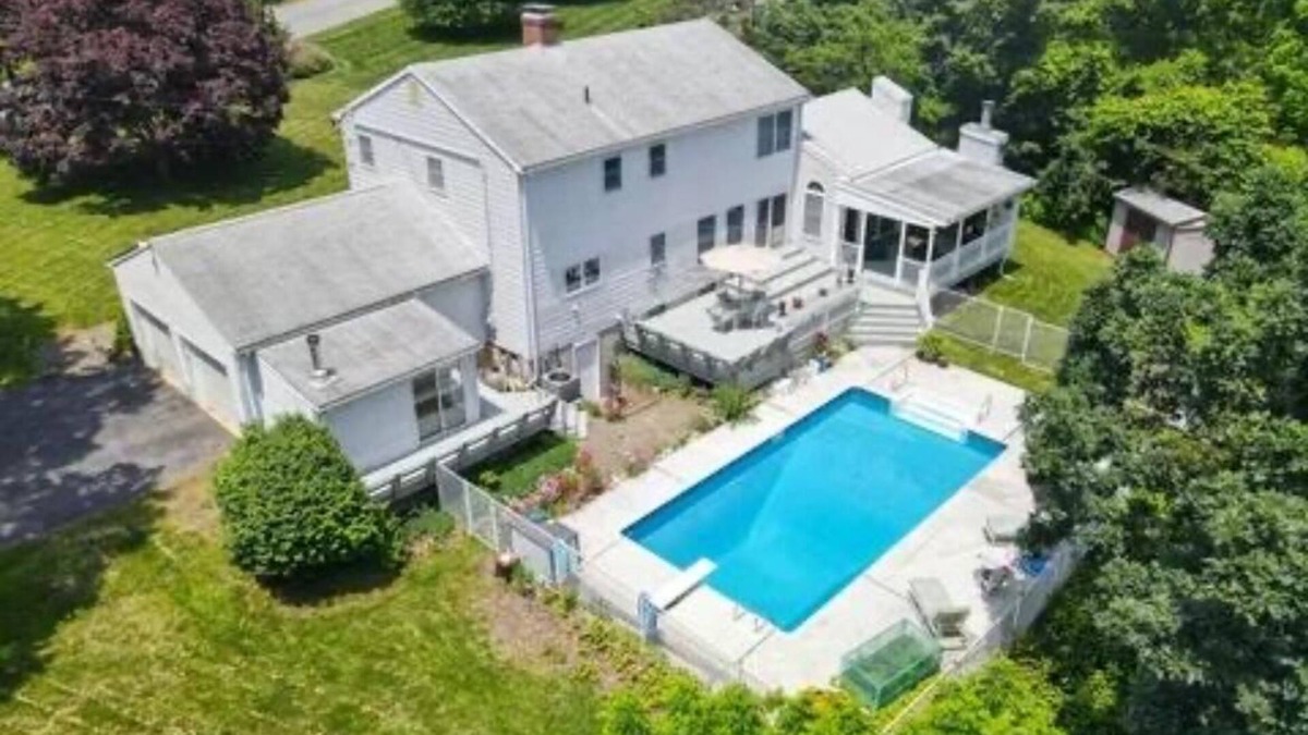 Norwichtown House | The Harvard Retreat – Pool, Sauna, Fireplaces & Family Comfort