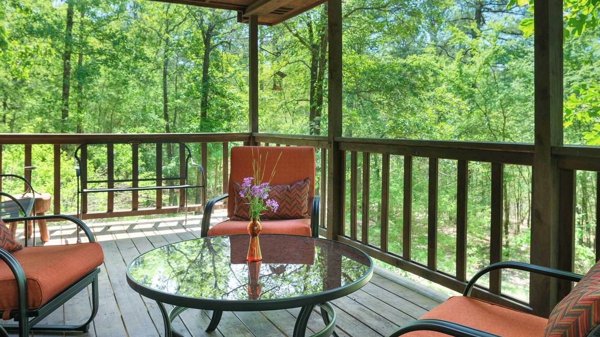Broken Bow Cabin | The Haven: King Bed, Indoor HotTub, Pet Friendly, FIREPLACE, Close 2 Park & LAKE