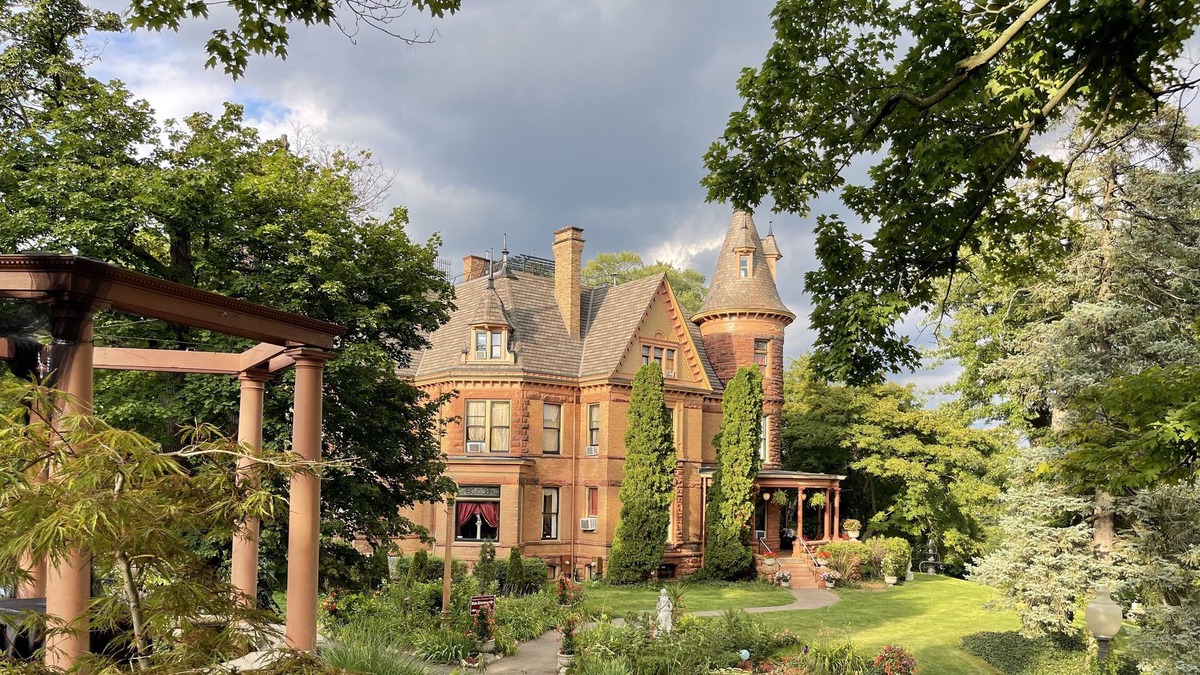 West Main HIll Bed & Breakfast | The Henderson Castle