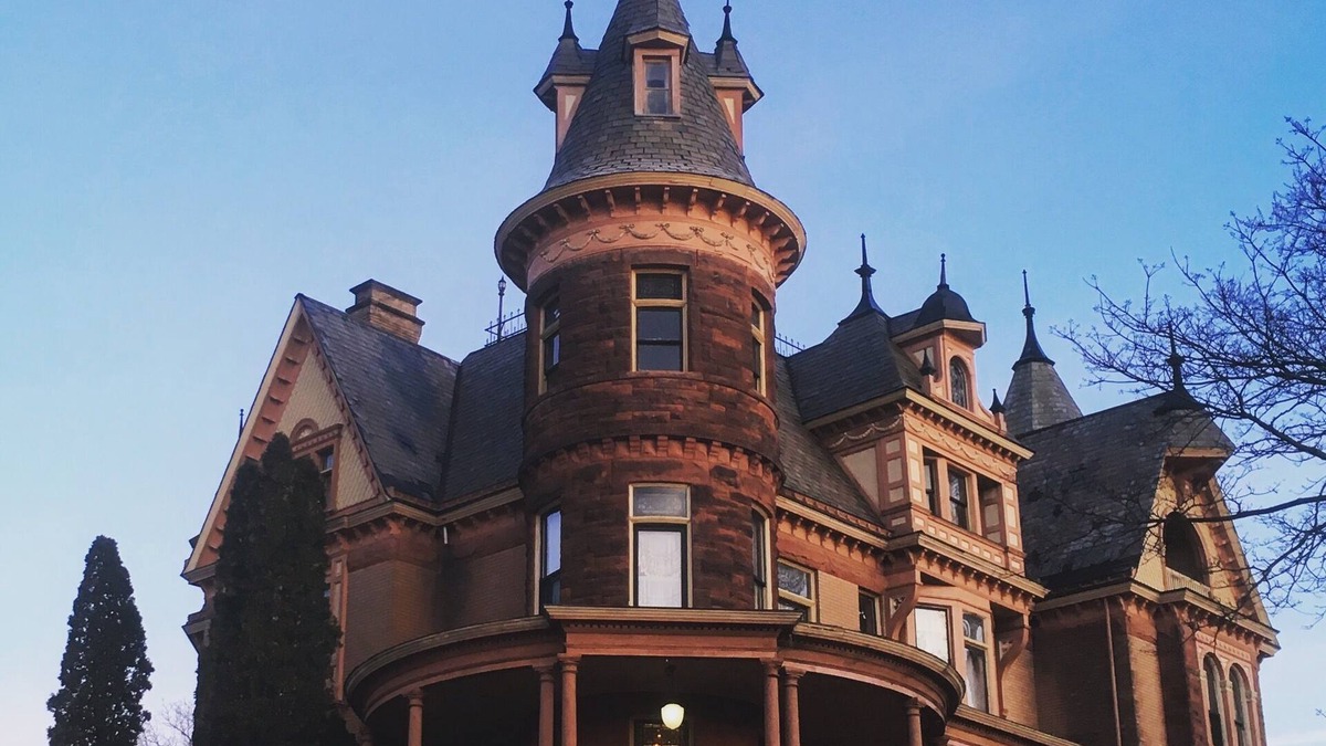 West Main HIll Bed & Breakfast | The Henderson Castle Inn