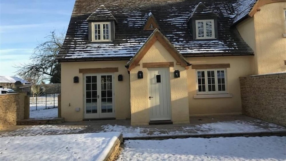 Tetbury Cottage | THE HENHOUSE, pet friendly, character holiday cottage in Tetbury
