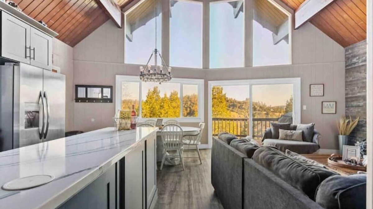 Crestline House | The Hibernation Station at Lake Gregory