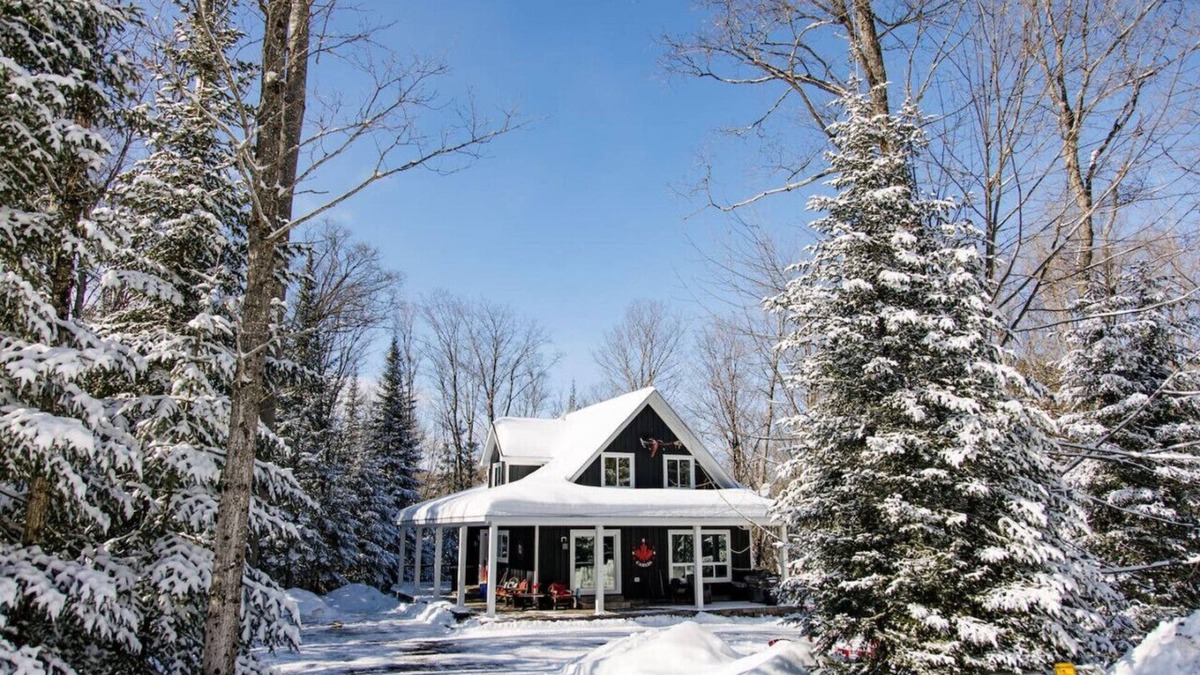 Eagle Lake Cottage | The Hidden Porch at Sir Sam's (hot tub & sauna)