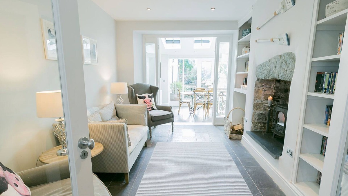 Beaumaris Cottage | The Hideaway Beaumaris - a near a pub that sleeps 12 guests in 6 bedrooms