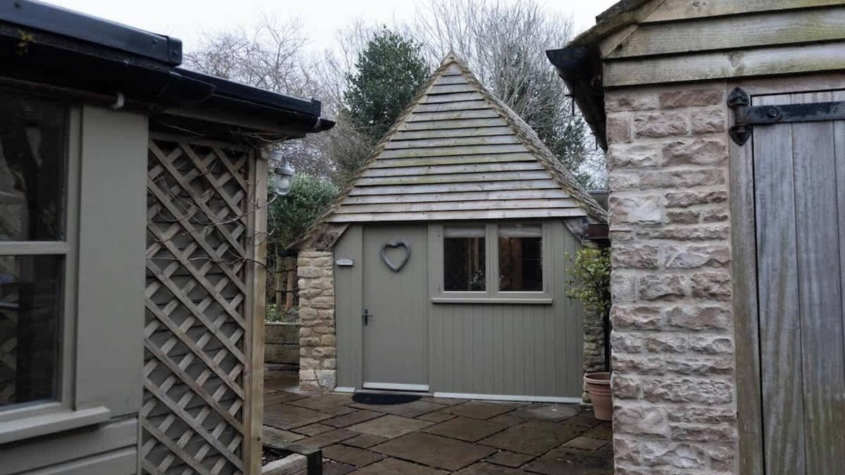 South Cerney Cabin | The Hideaway | Cosy Cotswolds Village Stay for 2