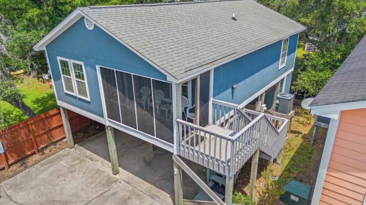 Garden City Cottage | The Hideaway Cottage 2br 2ba only 75yds from the beach!