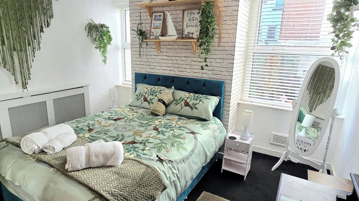 Southport Apartment | The Hideaway/Cottage Feel/Patio/Central/Parking