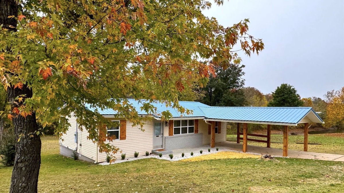 Thayer House | The Hideaway House is a newly remodeled 3 bed 1 bath with cozy and calm living!