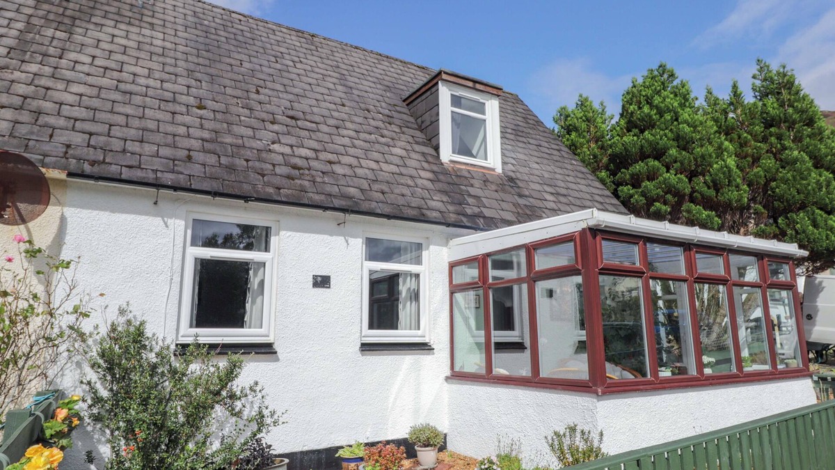 Dornie House | THE HIGHLANDER, family friendly, country holiday cottage in Dornie