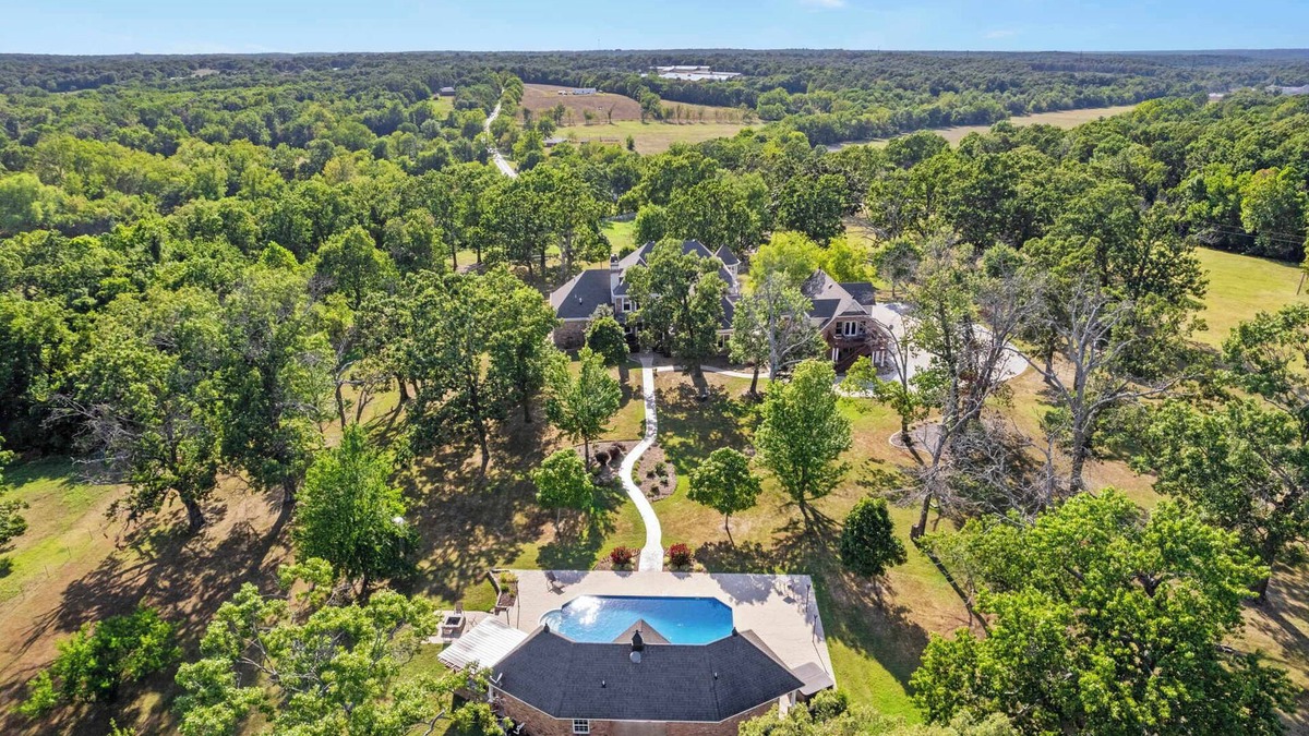 Maysville House | The Highlands mansion and events, sleeps 28