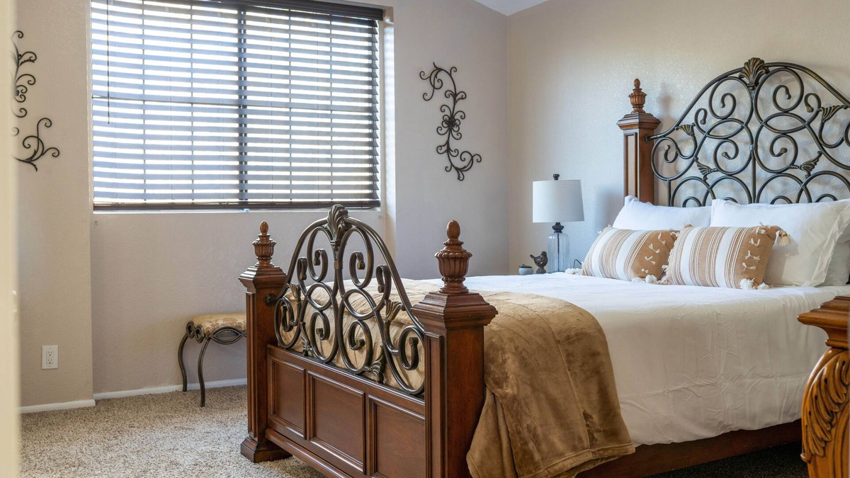 Lancaster House | The Highlight of West Lancaster - 1-3 miles from the Fwy, Parks, and Restaurants