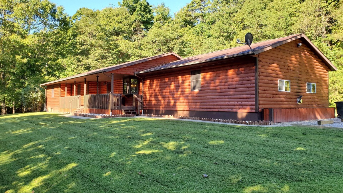 Rockbridge House | The Hillside Lodge is located in the beautiful Hocking Hills region of Ohio!