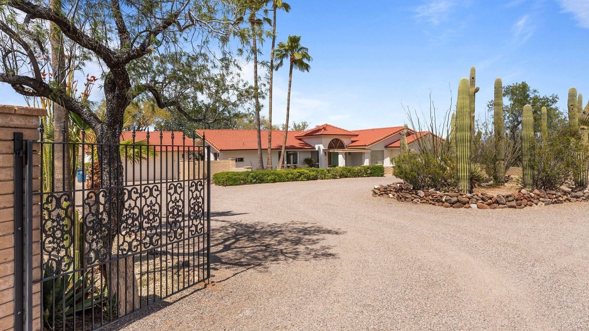 Wickenburg House | The Hillside Oasis with fantastic views