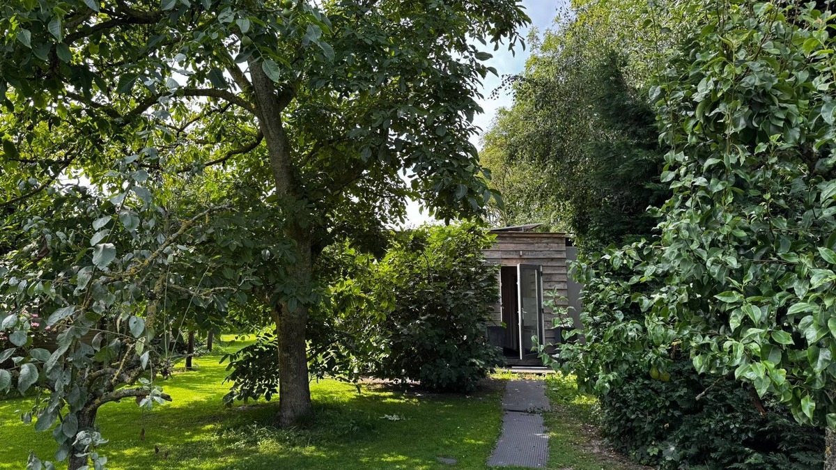 Egmond aan den Hoef House | The Hoeve'r Duinzicht vacation apartment is completely at ground level, has three comfortable bedrooms and a sheltered, green garden on the west side. Enjoy peace, space and privacy - with the beach and the cozy center in Fa