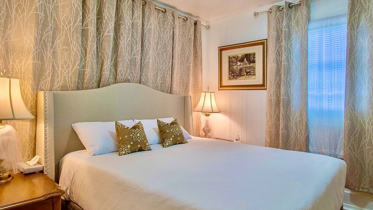 Gulfport Cottage | The holiday cottage 2 guest suite .Private bedroom,bathroom,entrance ,kitchen