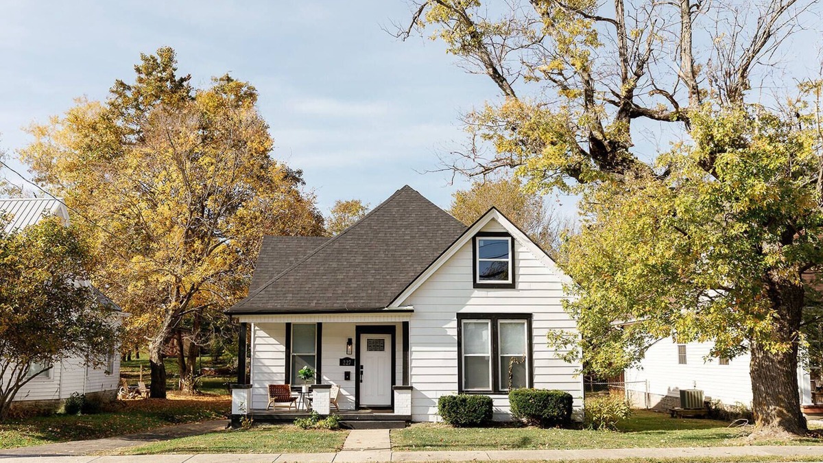 Lawrenceburg House | "The Homestead" UPSCALE STAY - Downtown with Yard