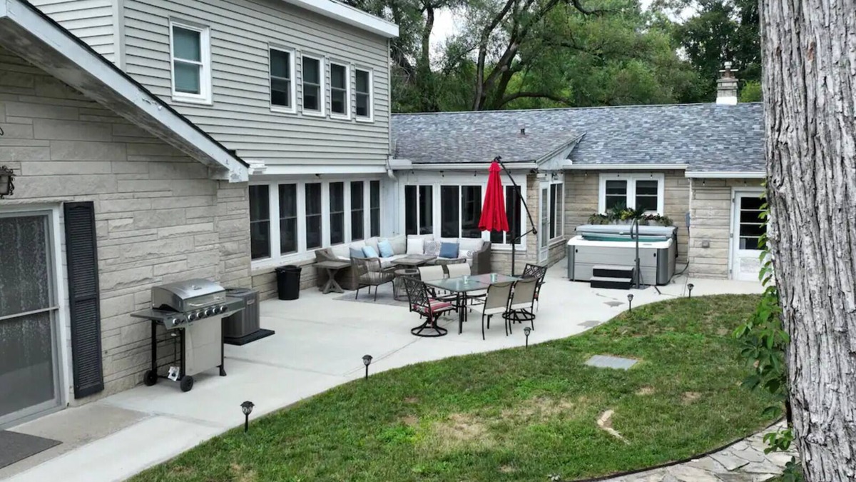 Bloomington House | The Hoosier Hang Out! *HOT TUB*