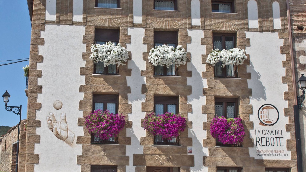 Acedo Apartment | THE HOUSE OF THE REBOUND. Study Matacan: Dorm. 135cm double bed, bathroom and kitchen-living room