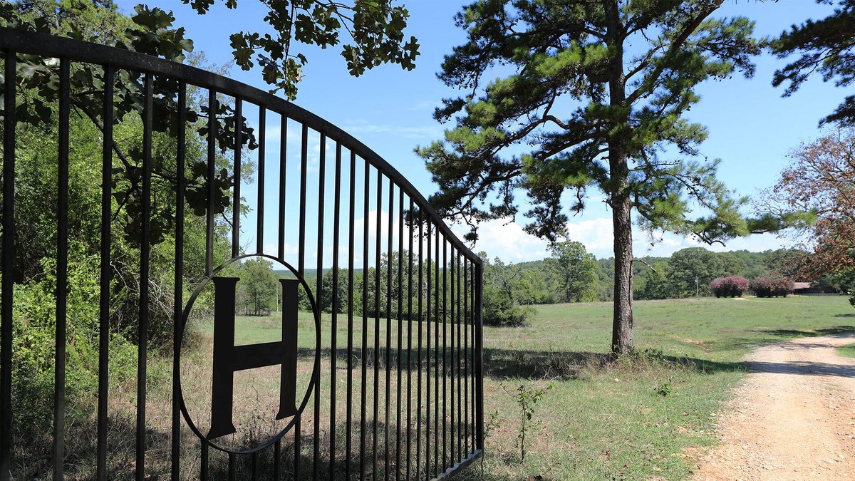 Golden Other | The Huffman Ranch -Fireplace ATV's welcomed close/restaurants & Broken Bow Lake