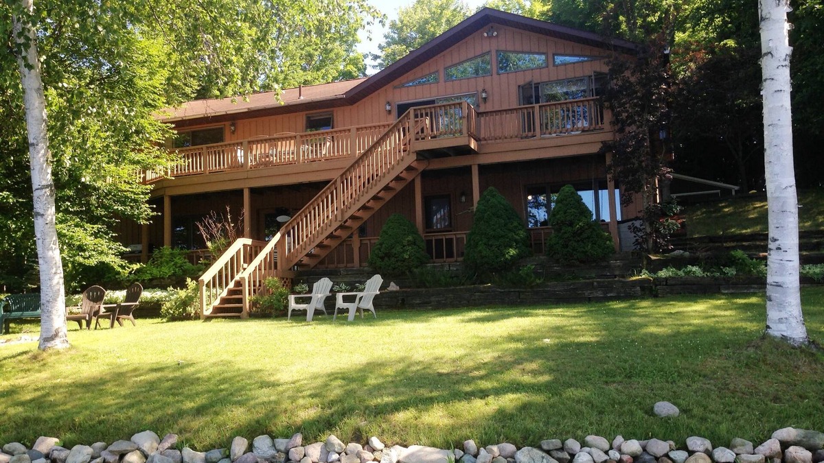 Le Roy House | The Hydeaway at Sunrise Lake - large lakefront family vacation home, sleeps 13