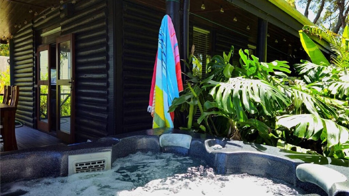 Whiritoa House | The Iconic Log Cabin By the Sea- Pets welcome! Spa! Pool Table/Ping Pong!