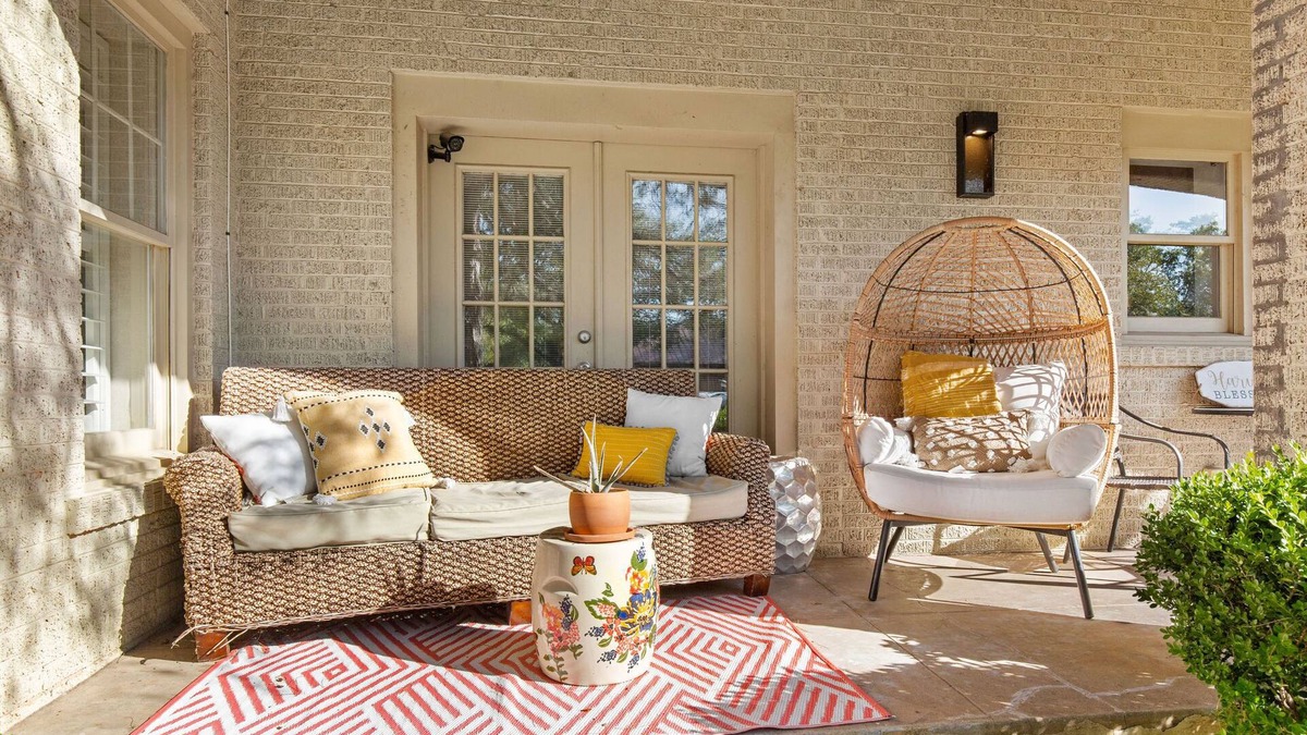 Sayles Blvd. Area House | The Iconic -make your stay legendary!