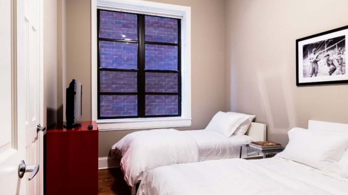 Lakeview Condo | The Inn at Wrigleyville, Beautiful New 4 Bedroom Sleeps 9