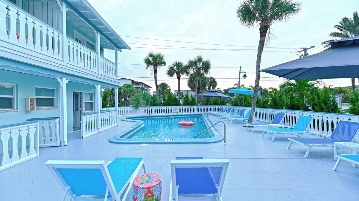 Central Beach Hotel | The Islander Inn
