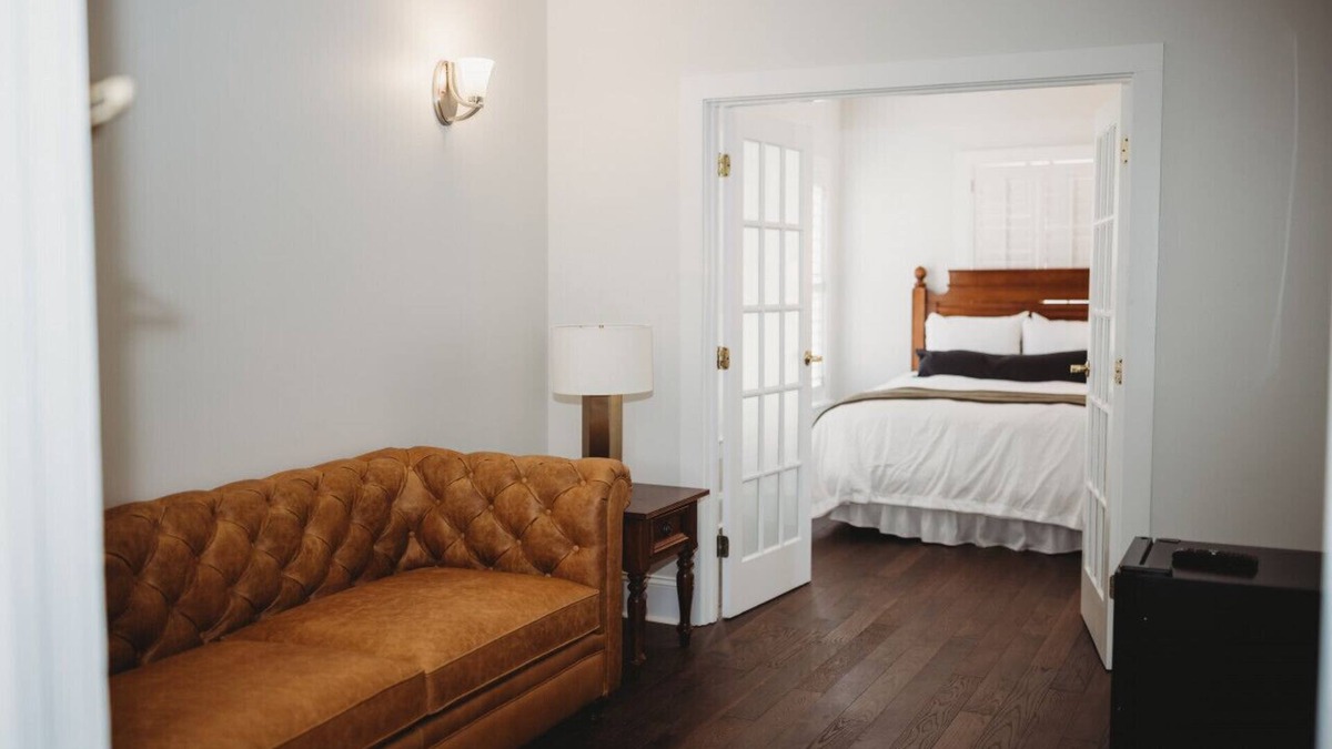 Downtown Hotel | The Jefferson Inn Rm. 2 | Standard Suite