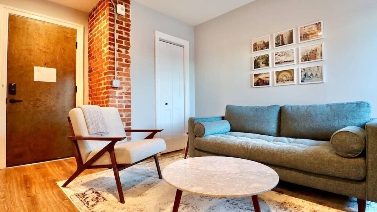 Old Town Alexandria Apartment | The Jefferson Suite at Prince Street Inn