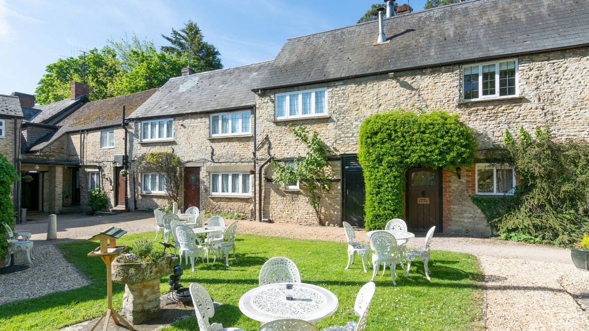 Middleton Stoney Hotel | the Jersey Arms Hotel