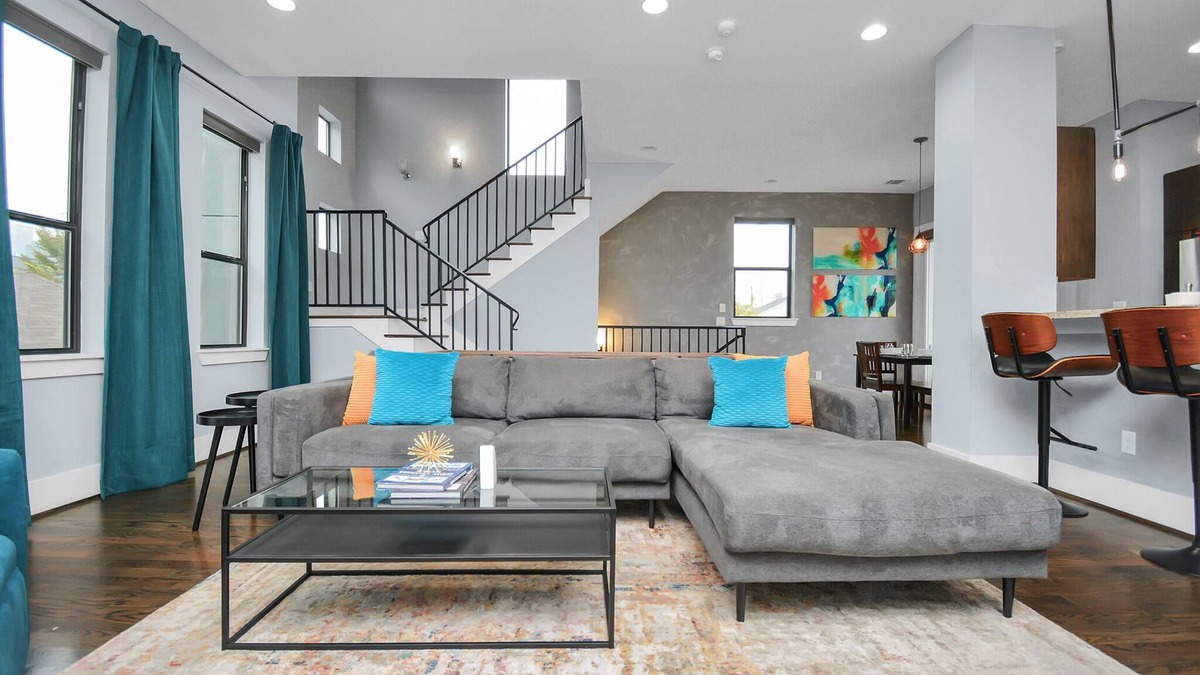 South Central Houston House | The Jewel At Webster | Skyline Views | Sleeps 10