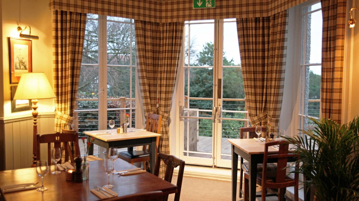 Heswall Hotel | The Jug & Bottle