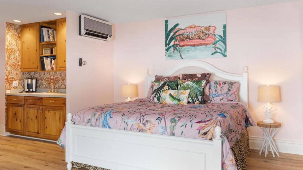 Harbor Springs Apartment | The Jungle Room - Premier Harbor Springs Suite