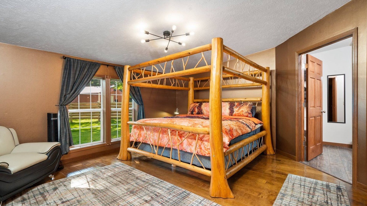 Grawn House | The King Ranch, Hot Tub, King Beds, Fireplace, nJust outside of Traverse City n