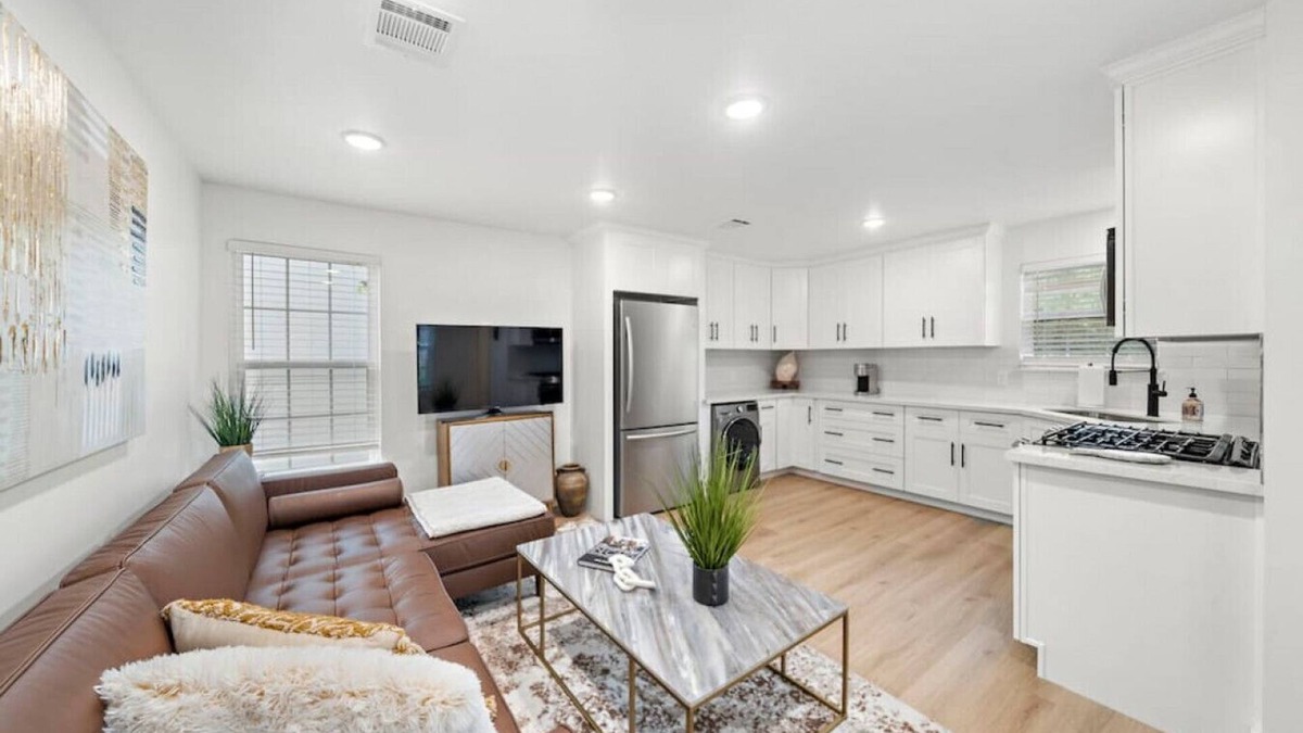 South Central Houston Apartment | The King's Retreat II