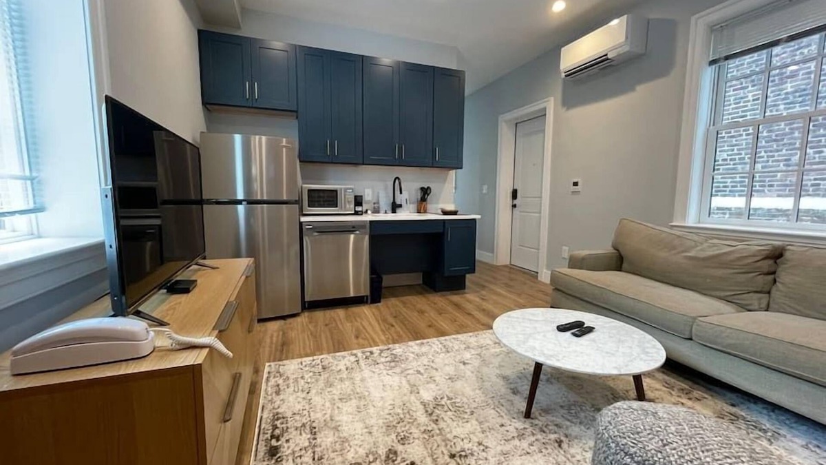 Old Town Alexandria Apartment | The King Suite at Prince Street Inn, ADA Accessible