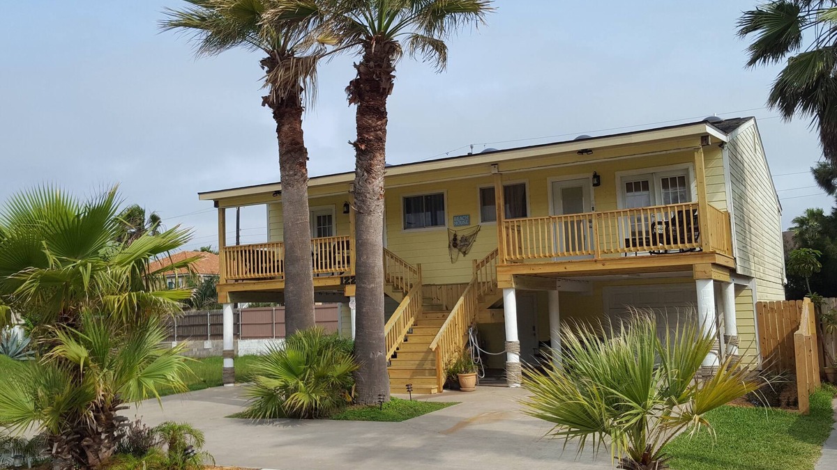 South Padre Island Cottage | The Kingfish Cottage - 4BR/4BA - Affordable, rustic beach cottage