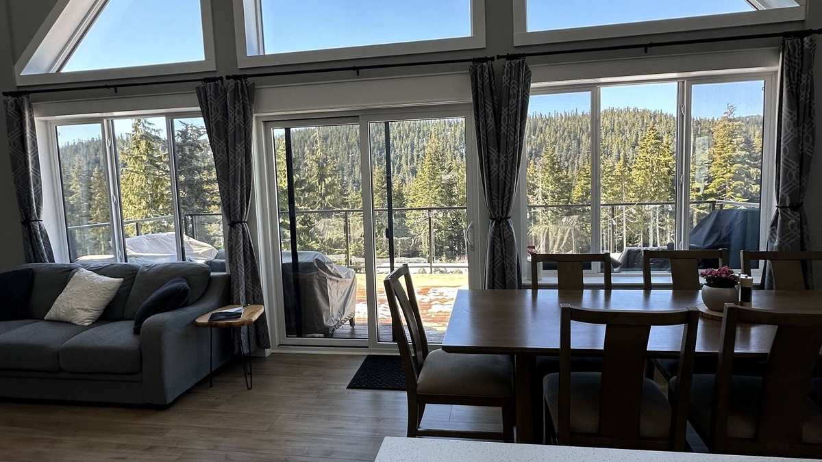 Courtenay Ski Chalet | The Knotty Cedar*Entire Chalet*Mount Washington*media room