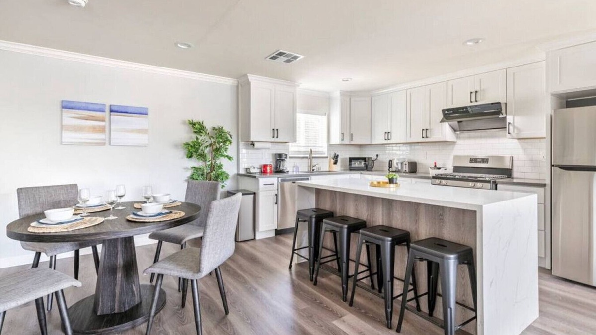 South San Gabriel House | The LA Marvel: 2-Bedroom Enchantment - Lightning-Fast Internet, Central AC, and LA's Wonders Within Reach.