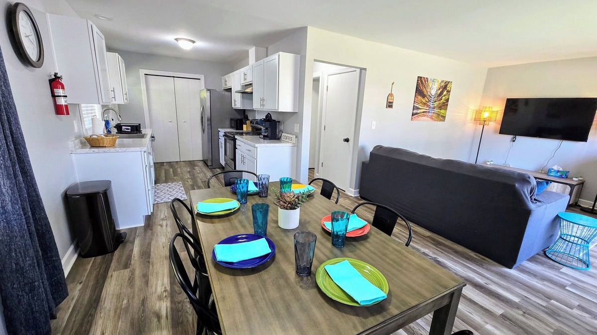 Ottawa House | The Lafayette Lounger Unit A, King Bed, Arcade Games, close to downtown