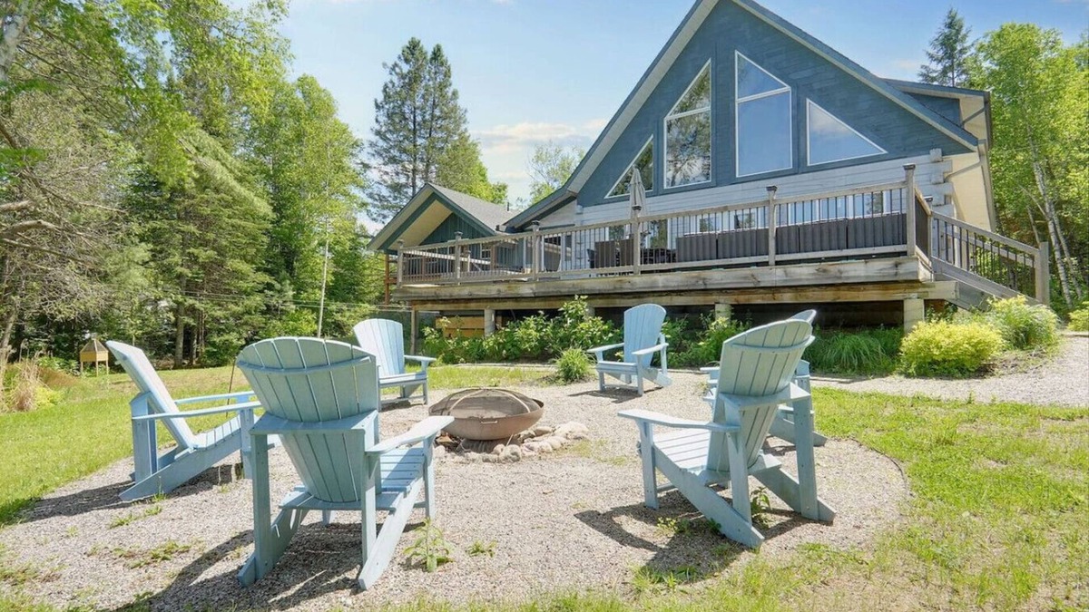 Pontiac Apartment | The Lake Escape - Waterfront, Hot tub, Sleeps 14!