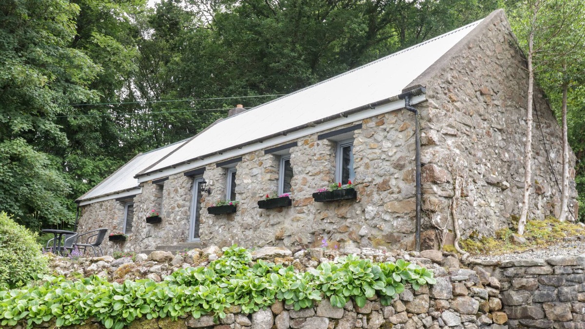 Fivemilebourne Cottage | THE LAKE COTTAGE, romantic in Sligo Town, County Sligo