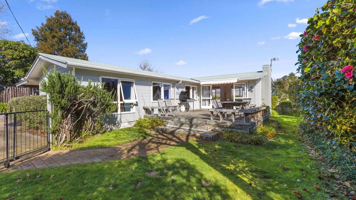 Waipahihi House | The Lake Escape - Taupo Holiday Home