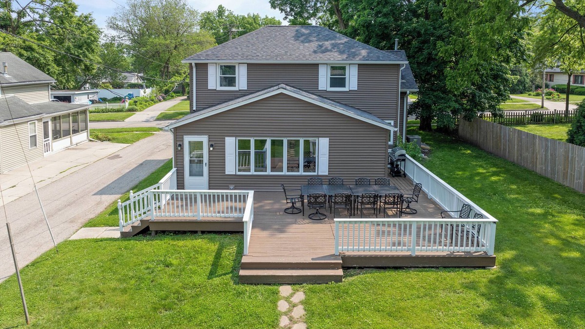 Lake Geneva House | The Lake Geneva Lodge - Walkable tonDowntown & Beach