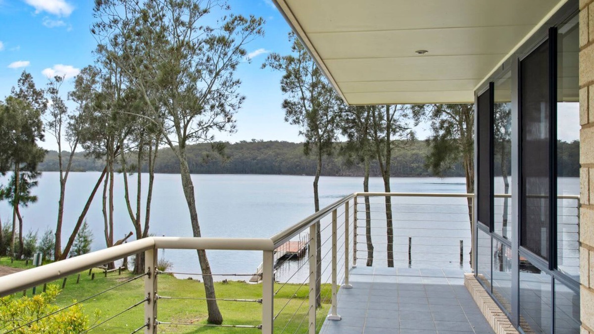 Kings Point House | The Lake House - Holiday Home